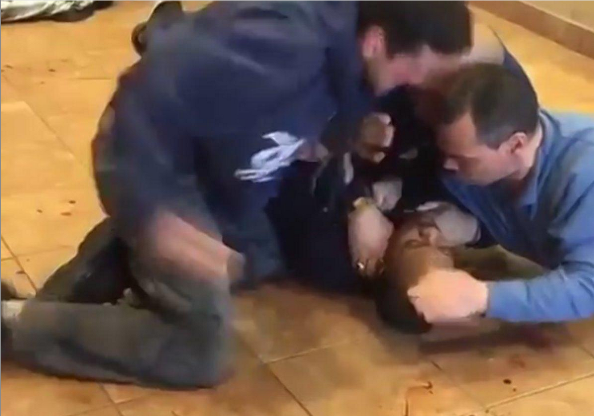 Clipul in care politistii newyorkezi bat mar un barbat de culore aflat la pamant nu este ceea ce pare. Pozitia autoritatilor