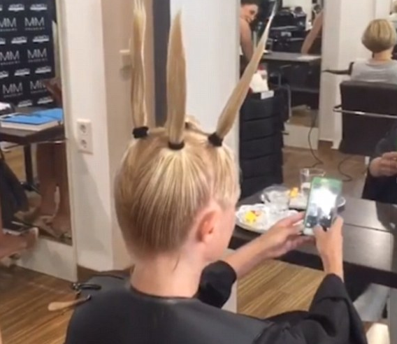 Ii imparte parul in 4 suvite, le prinde cu un elastic si le da cu gel. Rezultatul spectaculos a cucerit internetul: VIDEO