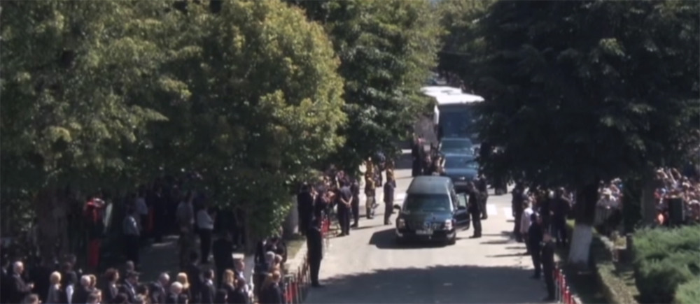 cortegiul funerar al reginei Ana ajunge la Curtea de Arges