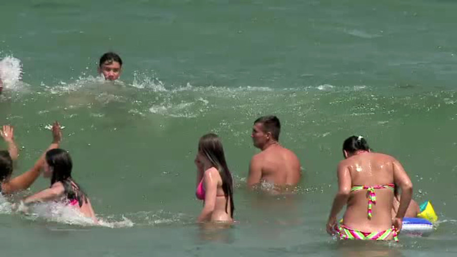 Peste 100.000 de turisti petrec pe Litoral mini-vacanta de Sfanta Maria. Unii au strabatut toata tara pentru acest week-end