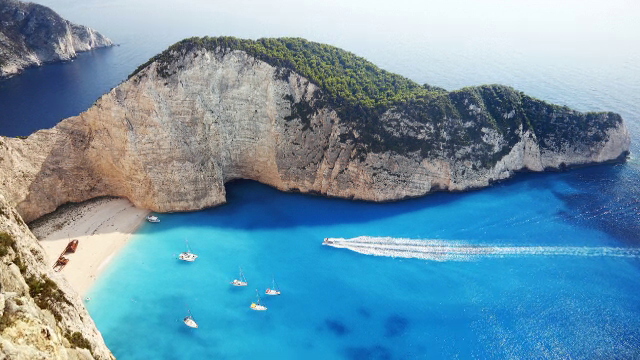 ANT a retras licentele a 1.384 de agentii de turism. Jumatate dintre ele ar fi fost trecute din greseala pe lista