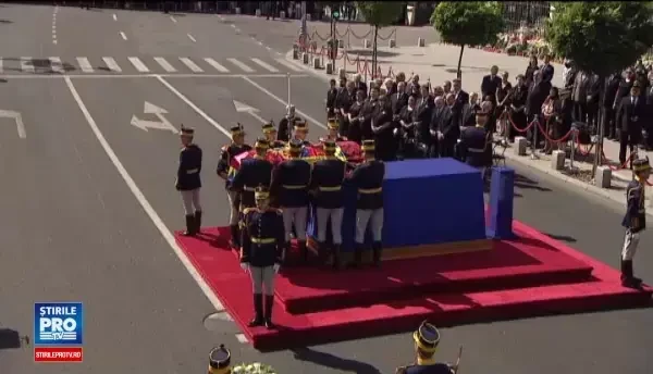 Scene impresionante in Piata Palatului Regal. Momentul in care sicriul Reginei Ana a fost scos din Sala Tronului