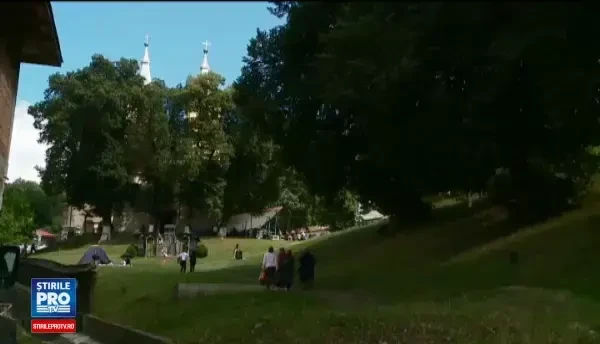 Zeci de mii de pelerini s-au strans la Manastirea Nicula. Minunea traita de o femeie din Buzau
