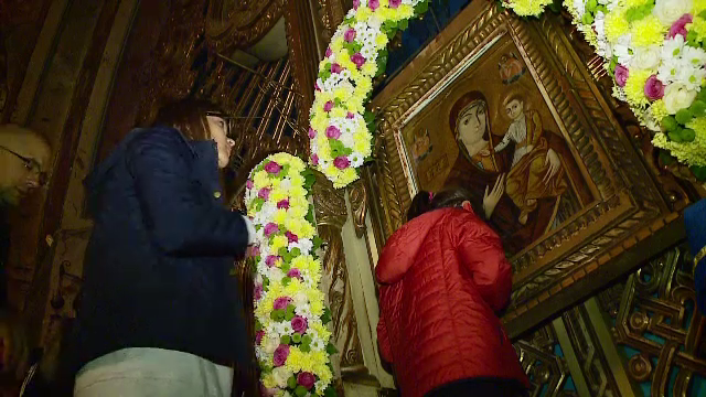 Coada uriasa la Icoana Maicii Domnului de la manastirea Nicula. Oamenii au infruntat frigul noptii si caldura zilei