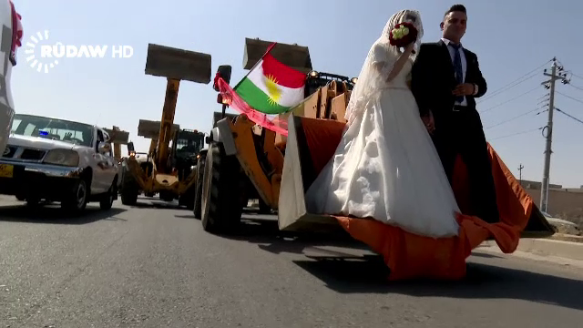 Un mire din Kurdistan a venit cu excavatoarele la nunta, dupa mireasa. Reactia tinerei cand a vazut utilajele