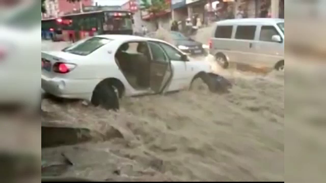 Furtuna infricosatoare intr-un oras din China. Momentul in care masinile au fost luate de viitura si izbite unele de altele