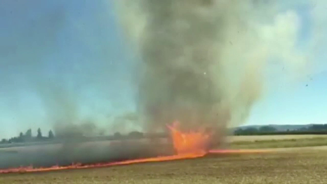 Imagini spectaculoase cu o tornada de foc. Scenele au fost filmate chiar de pompierii trimisi sa stinga incendiul