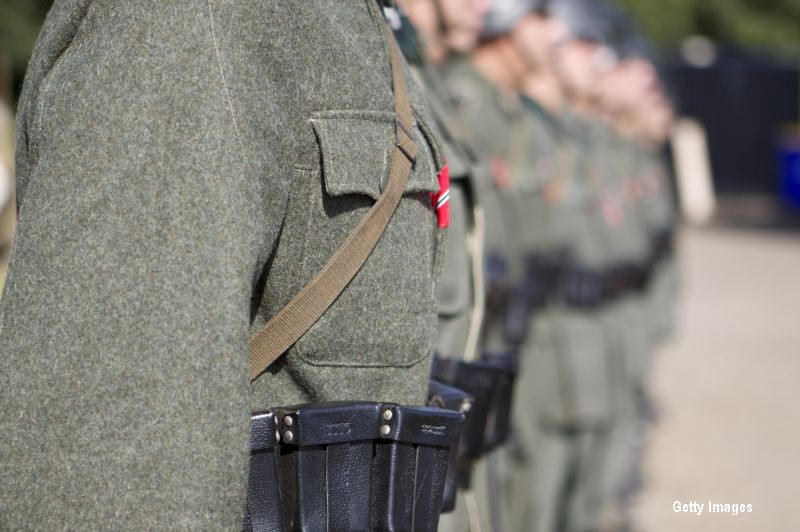 S-a imbracat in uniforma de nazist ca sa isi ceara iubita de nevasta. Cum a raspuns tanara de 19 ani