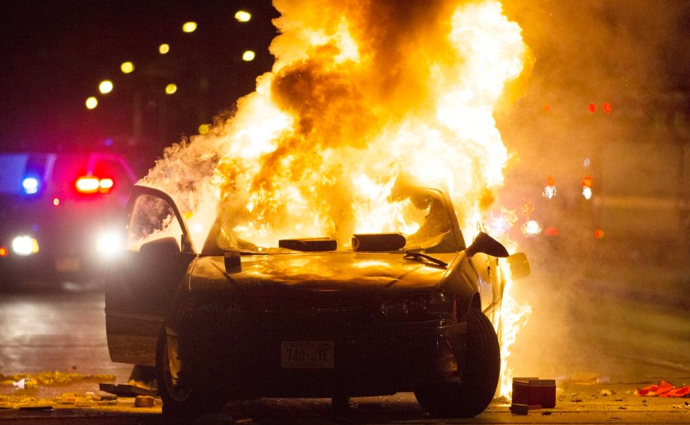 Focuri de arme, batai si masini incendiate in Milwaukee dupa ce politia a impuscat mortal un barbat de culoare inarmat. VIDEO