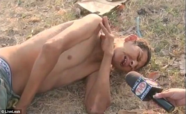 O reporterita din El Salvador l-a intervievat pe un barbat, lovit de un camion. Victima era trantita la pamant, in agonie