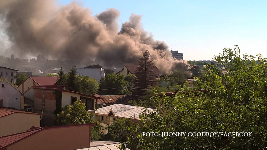 Incendiu de proportii in sectorul 4 al Capitalei. Pompierii au intervenit cu mai multe autospeciale