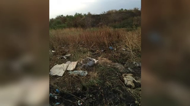 Un colt din istoria Romaniei a ajuns groapa de gunoi, iar localnicii ii dau foc. Explicatia primariei: "Sunt necivilizati"