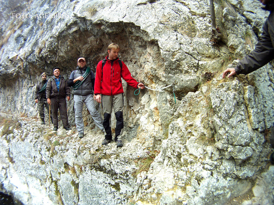 Doi turisti de 70 de ani, salvati dupa ce au ajuns noaptea pe un traseu foarte dificil din Bucegi, fara lanterne