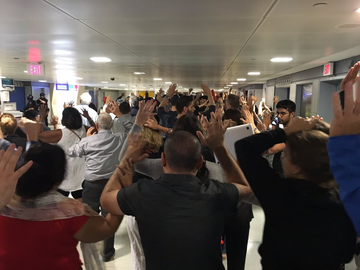 Panica, evacuari si intarzieri pe Aeroportul International JFK din New York. Alarma s-a dat in urma unor informatii false