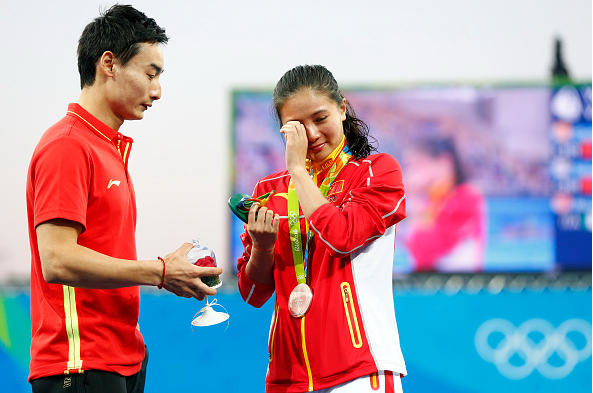 A luat argintul olimpic la sarituri in apa, dar adevarata surpriza a venit pe podium. De ce a izbucnit sportiva in lacrimi