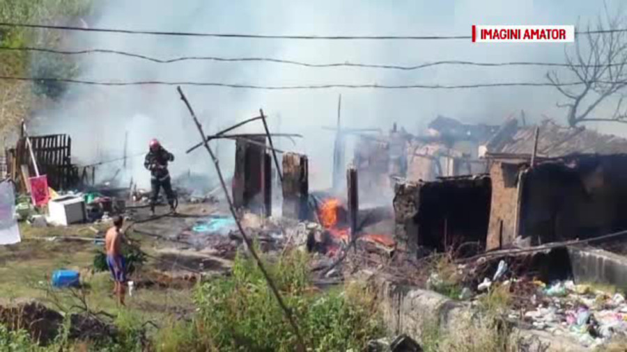 Un galatean a dat foc unei case, apoi a plecat pe strazi dezbracat complet. Ce explicatie a avut pentru comportamentul sau