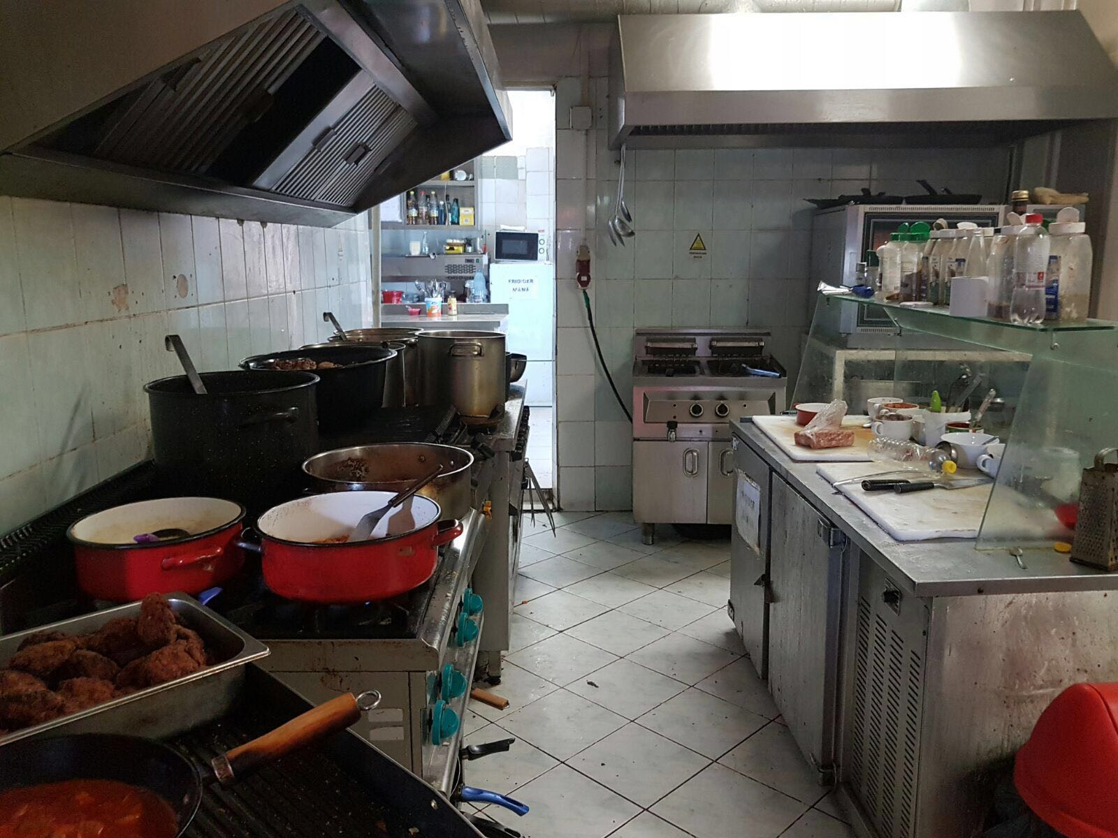 Controale ANPC pe litoral, in Mamaia si Neptun. Doua restaurante, inchise temporar dupa ce s-au gasit produse stricate