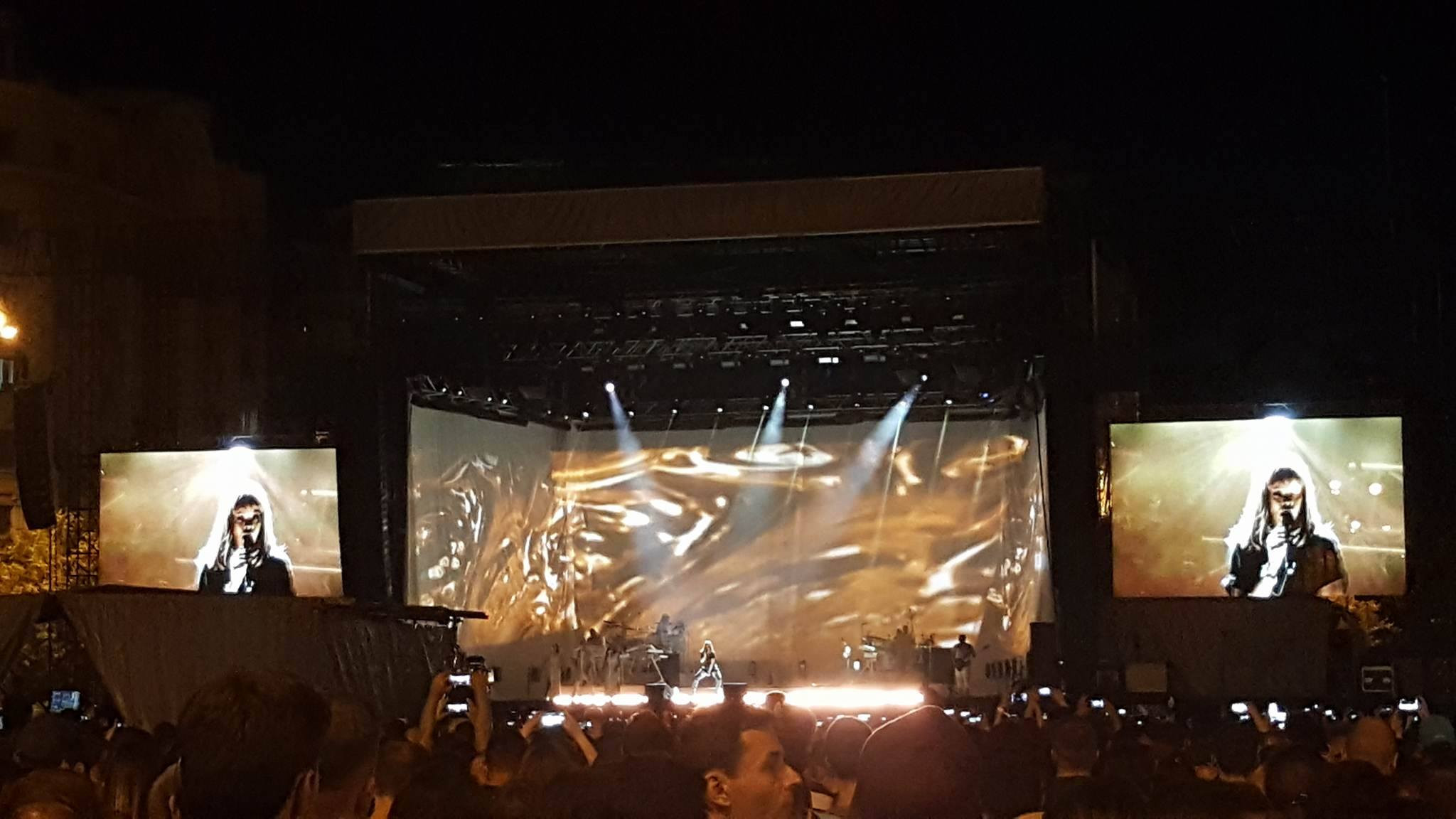 "Vreau sa luminati toata Romania. Bucuresti esti epic!" Rihanna, cucerita de zecile de mii de fani din Piata Constitutiei