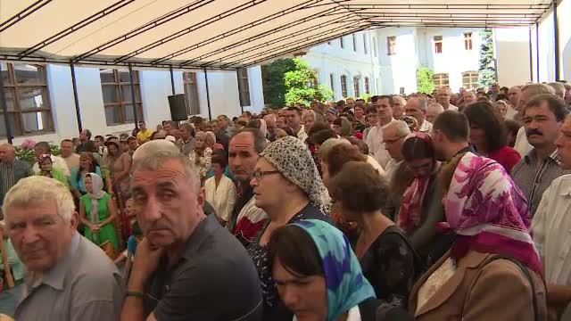 Mii de oameni au venit sa asiste la slujba si sa se roage Sfintei Fecioare, la Manastirea Tismana. Un incident i-a speriat