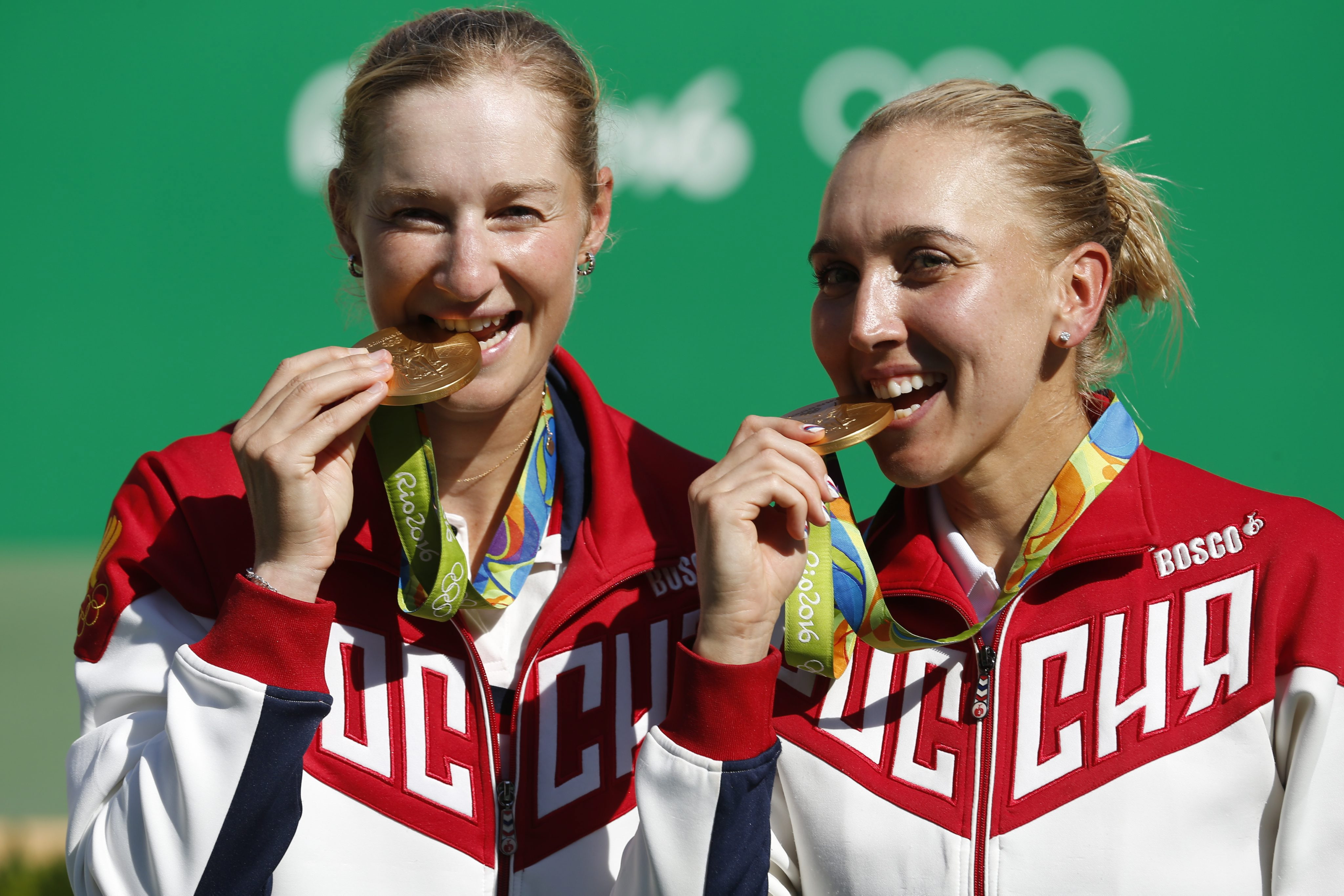 Motivul pentru care castigatorii de la Olimpiada musca din medalie. Explicatia din spatele gestului bizar facut de sportivi