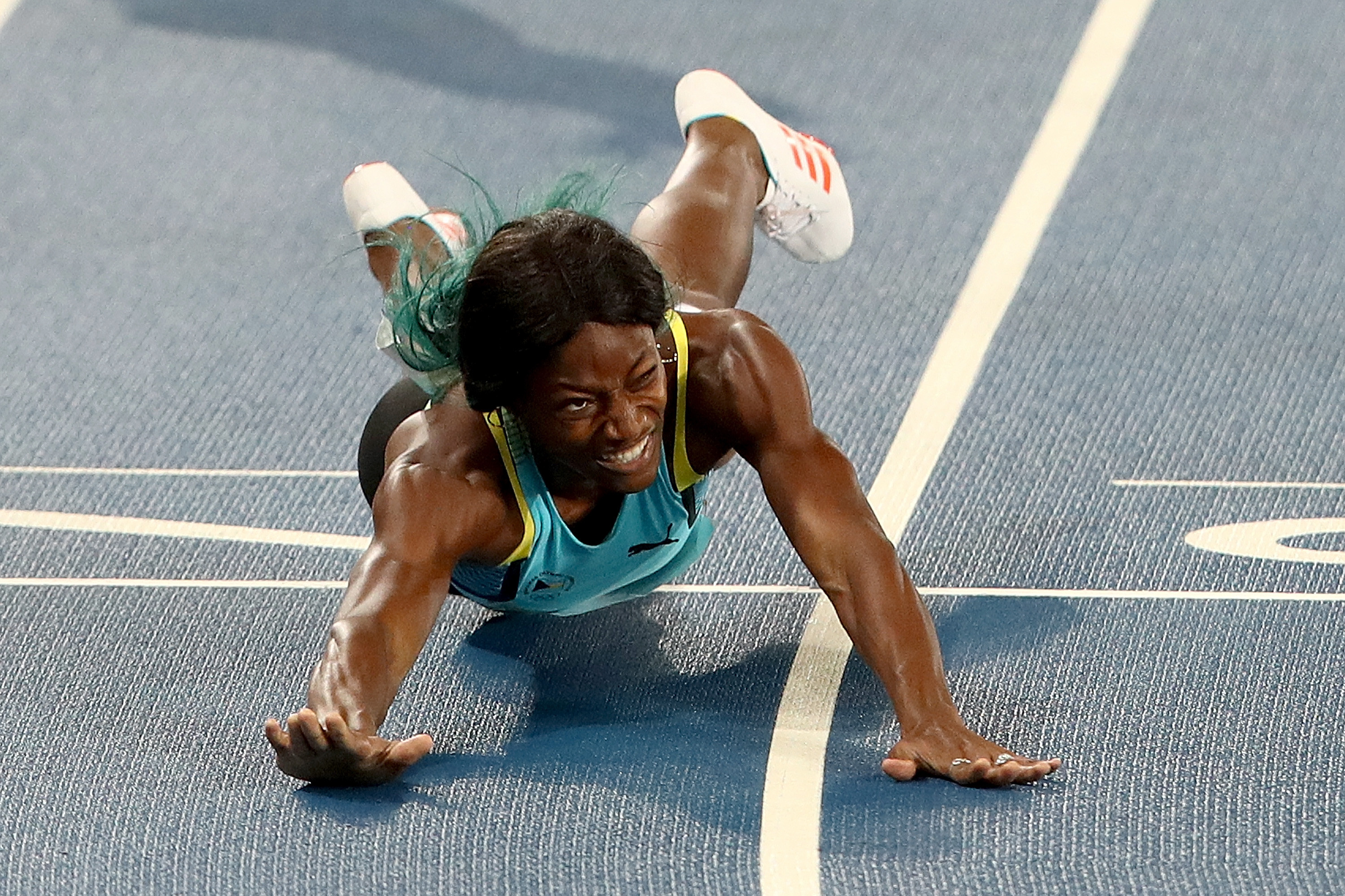 Scene controversate, in finala probei de 400 de metri la atletism. Momentul in care sportiva a plonjat pentru medalia de aur