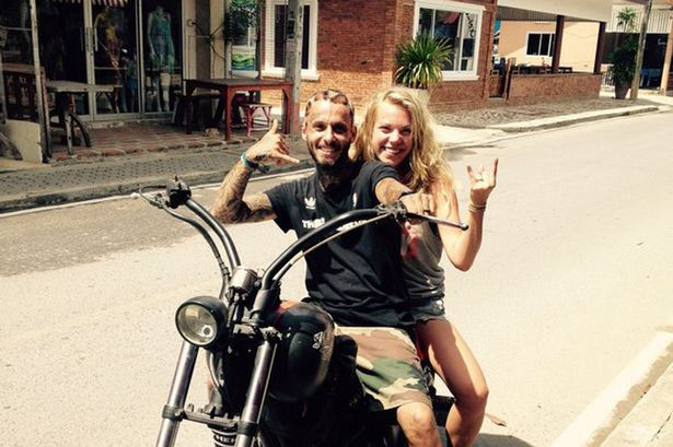 Un fost soldat a ramas complet paralizat, dupa un accident de motocicleta in Thailanda. Gestul emotionat facut de iubita lui