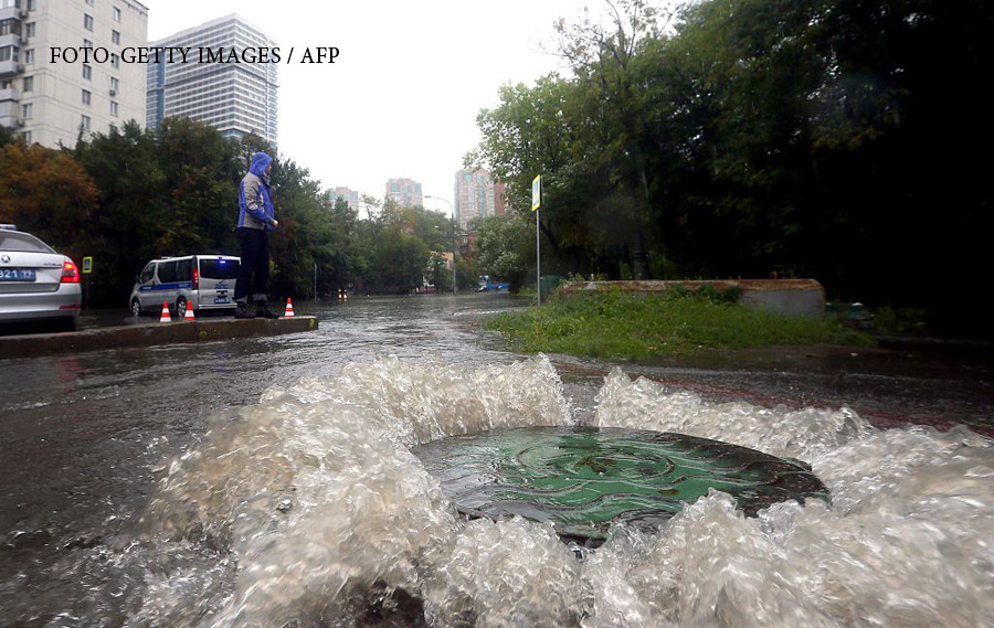 Moscova, lovita de cele mai puternice ploi din ultimii 130 de ani. Un tanar a facut surf pe strazile inundate. FOTO