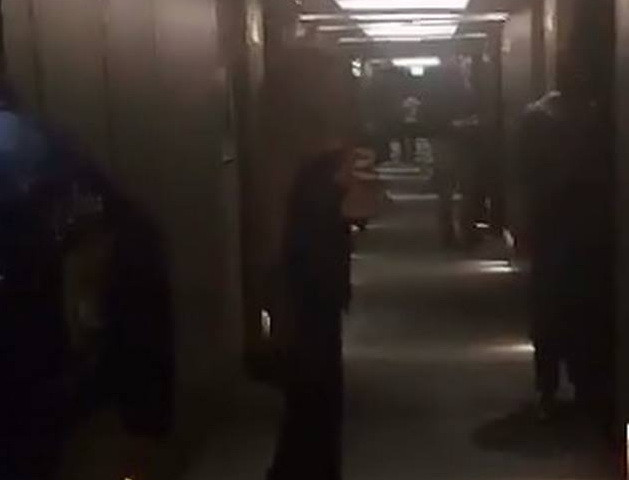 "Unde suntem?" Ce a facut Rihanna in culise, chiar inainte de-a urca pe scena. Momentul a fost filmat