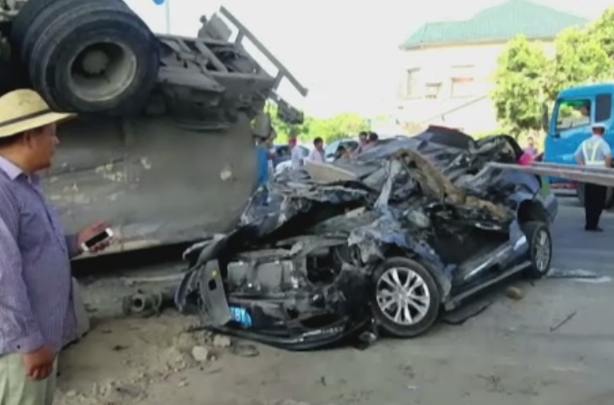 Accident dramatic in China. Ce s-a intamplat cu pasagerii unei masini peste care s-a rasturnat un TIR. VIDEO