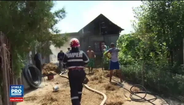 O familie din Dambovita, la un pas de-a isi pierde casa. Cei trei copii erau in locuinta in momentul producerii incendiului
