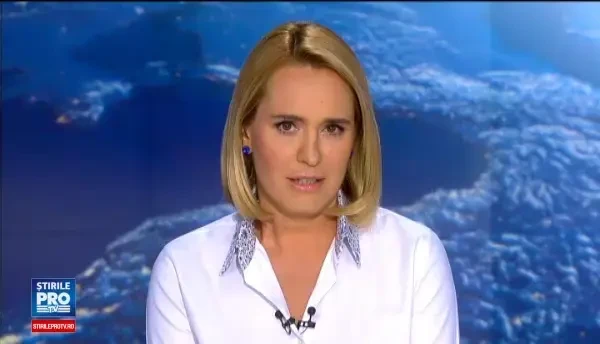 Au turnat asfalt in jurul unui autobuz abandonat, ca sa termine mai repede treaba. Imagini incredibile surprinse in Bistrita