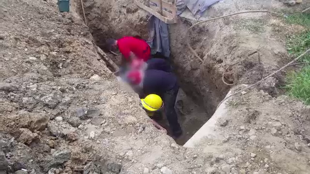 Muncitor salvat in ultima clipa, dupa ce a ramas prins sub un mal de pamant surpat. Pompierii s-au chinuit 4 ore sa-l scoata