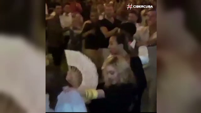 Madonna a sarbatorit implinirea a 58 de ani dansand pe mese in Cuba. Fanii au fost in extaz: "Este incredibil!"