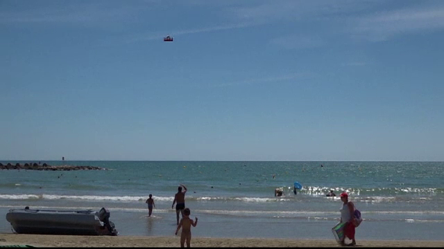 Metoda ingenioasa de salvare aparuta pe plajele din Spania. Un agent de politie a inventat "drona-salvamar"