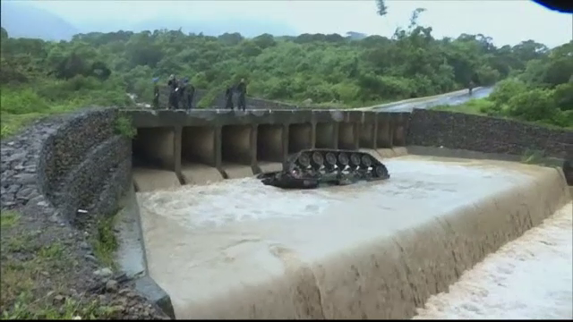 Tragedie in timpul unui exercitiu militar din Taiwan. Trei militari au murit dupa ce au cazut cu tancul intr-un rau
