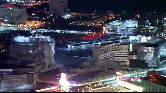 Doua cladiri-simbol din Las Vegas au fost detonate prin implozie. Hotelul lui James Bond, pus la pamant dupa 60 de ani