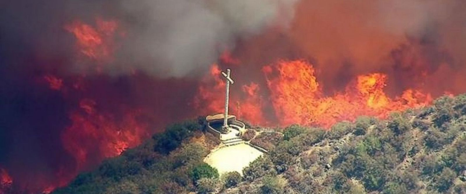 Peste 82.000 de persoane evacuate din calea incendiului devastator din California. Pompierii nu reusesc sa stinga flacarile