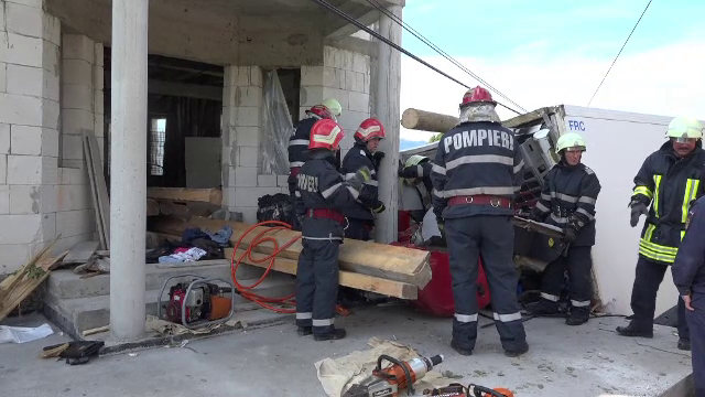 Un sofer din Maramures a ratat o curba si s-a izbit cu autocamionul de o cladire. Ce au vazut martorii inainte de accident