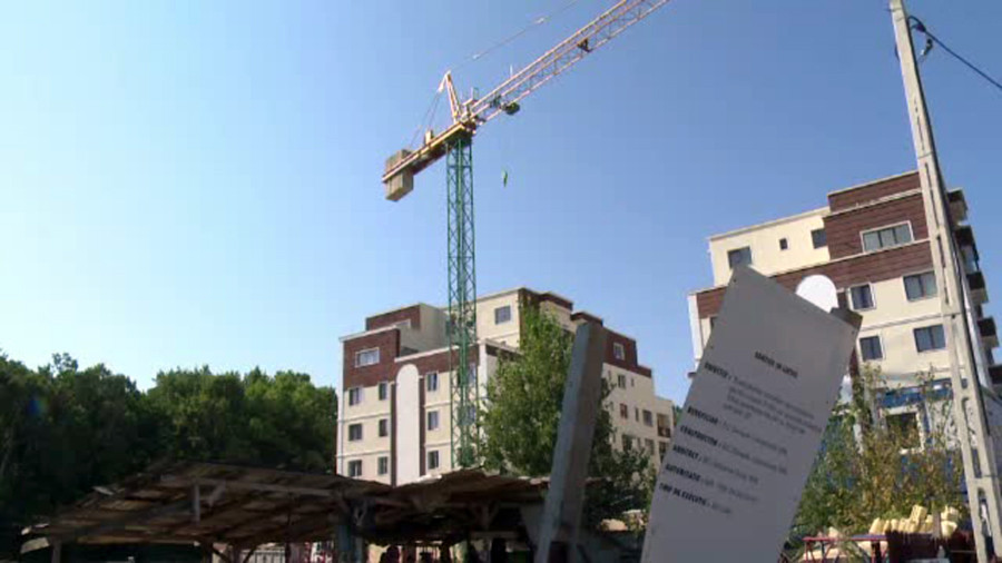 Un muncitor a cazut de pe o macara in Pitesti, sub ochii tatalui si fratelui sau. Explicatia firmei de constructii