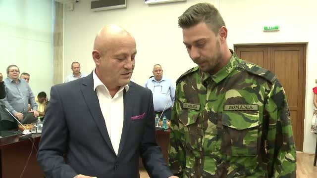 Sergentul major Bogdan Dragomir, ranit in Afganistan, a primit titlul de cetatean de onoare al judetului Buzau