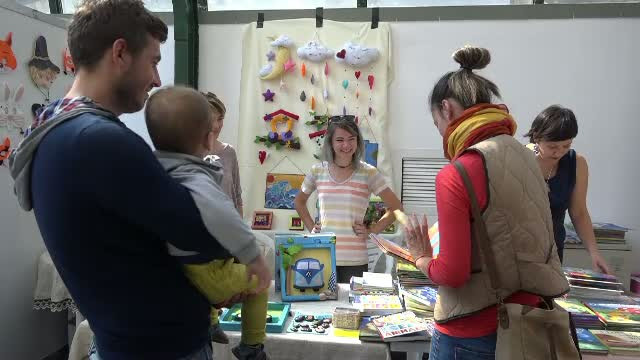 "Targ de dor copilaresc", la Baia Mare. Mamele au scos la vanzare hainute si jucarii mai vechi, la oferte imposibil de ratat