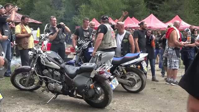 Sute de motociclisti romani si straini si-au dat intalnire in Maramures. Acestia s-au intrecut in retete de gulas
