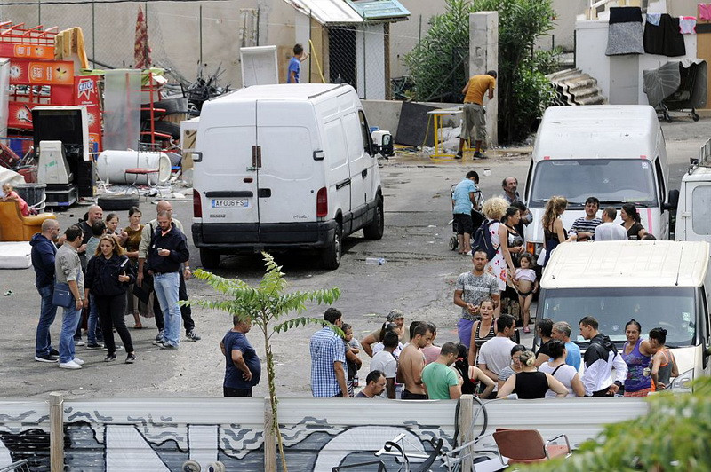 Tabara de romi romani de langa Marsilia, atacata cu arme si sticle. Andrada, 15 ani: "Ne-a fost tuturor frica"