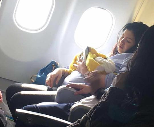 O femeie a nascut in avion, cu 3 luni mai devreme. Ce cadou a primit bebelusul din partea companiei aeriene. FOTO