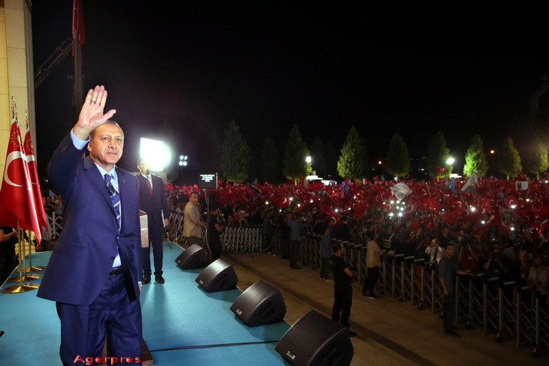 Doi profesori romani, retinuti in Turcia pentru ca ar fi participat la puciul esuat. Ministru turc: "Aveti grija!"