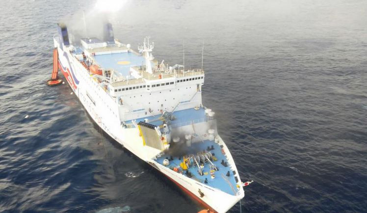 Momentul in care o nava de croaziera ia foc in Puerto Rico. Peste 500 de pasageri au fost evacuati. VIDEO