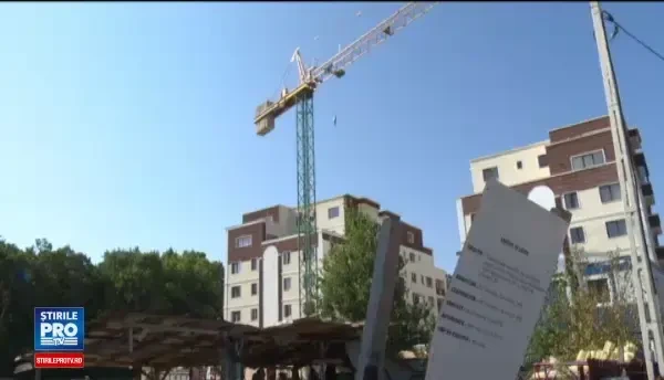 Un muncitor a cazut de pe o macara in Pitesti, sub ochii tatalui si fratelui sau. Explicatia firmei de constructii