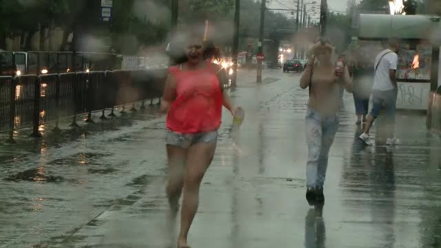 Prapad in vestul tarii, dupa codul portocaliu de vijelii. "Mai tinea jumatate de ora si eram rasi de pe fata pamantului"