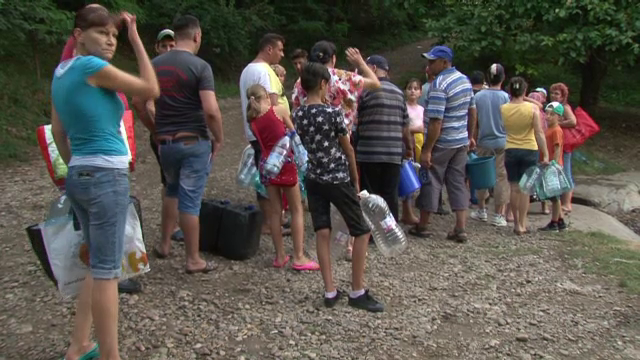 Locuitorii din Bacau au ramas fara apa, dupa ce conducta care alimenta orasul a cedat. Oamenii cara acum apa cu galeata 1 km