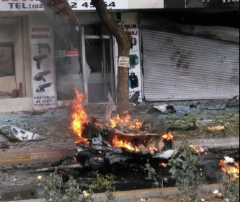 Atac cu masina-capcana asupra unei sectii de politie din Turcia. Bilantul: trei morti si 120 de raniti